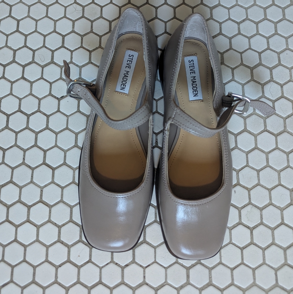 Steve Madden Delancy in taupe, nwot